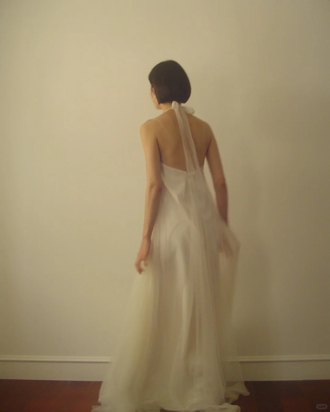 APRIL DRESS 背后垂落的系带和薄纱